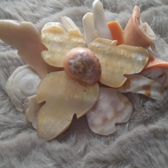 Vintage Russian Handmade Natural Seashell Coastal Beach Tan Floral Brooch Pin - Picture 3 of 6